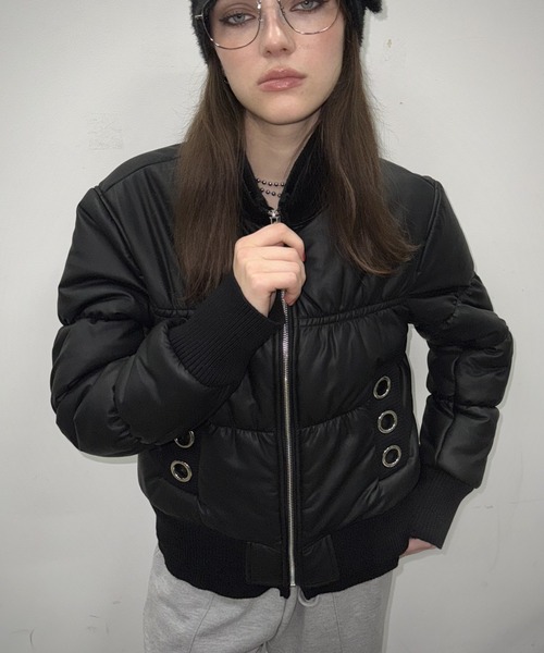 SHAGGIE（シャギー）の「クロップドアイレットパッファージャケット（その他アウター・レディース・ブラック/ブラウン/カーキ・FREE）」の2枚目の写真