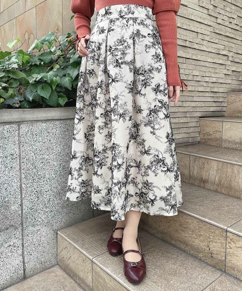an another angelus(アンアナザーアンジェラス)の「フラワーフロッキープリントタックスカート/fint フィント(スカート・レディース・アイボリー/グレー・FREE)」の2枚目の写真