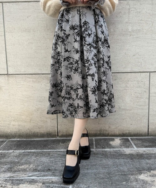 an another angelus(アンアナザーアンジェラス)の「フラワーフロッキープリントタックスカート/fint フィント(スカート・レディース・アイボリー/グレー・FREE)」の5枚目の写真