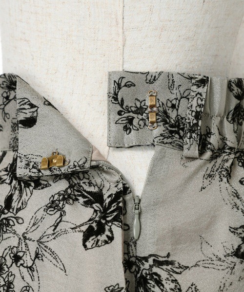 an another angelus(アンアナザーアンジェラス)の「フラワーフロッキープリントタックスカート/fint フィント(スカート・レディース・アイボリー/グレー・FREE)」の17枚目の写真