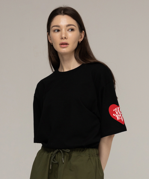 GRAVER（グレーバー）の「[ユニセックス]ワンサイドTYLハートスマイル半袖Tシャツ_ブラック（Tシャツ/カットソー・レディース・ブラック・SMALL/MEDIUM/LARGE）」の2枚目の写真
