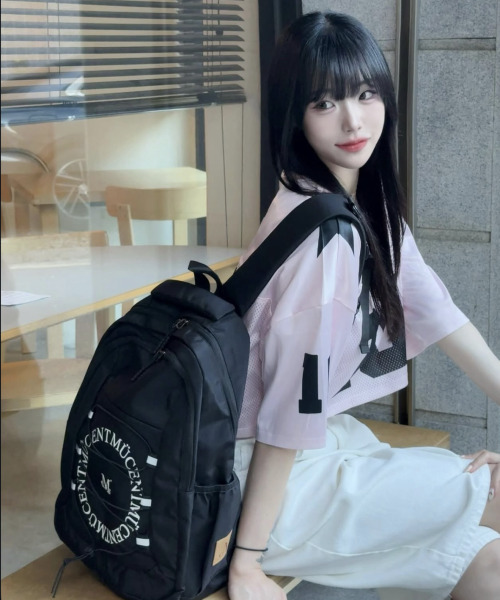 MUCENT（ムセント）の「トレバン 円形ロゴバックパック (成人男女共用)（バックパック/リュック・レディース・ブラック・FREE）」の3枚目の写真