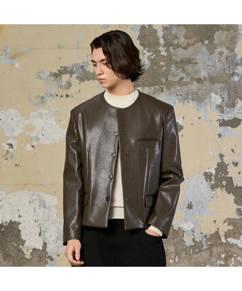 HYOJI(ヒョージ)の「25 FW ノーカラー クロップジャケット_レザー (スモーキーカーキ)(ライダースジャケット・メンズ・カーキ・M/L/XL)」の1枚目の写真