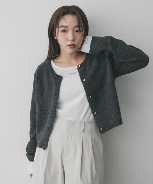 SENSE OF PLACE by URBAN RESEARCH（センスオブプレイスバイアーバンリサーチ）の「『洗濯可』メタルボタンカーディガン（カーディガン/ボレロ・レディース・ライトピンク/レッド/ベージュ/ネイビー/チャコールグレー・ONE）」の2枚目の写真
