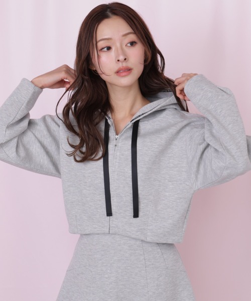 JILL by JILL STUART（ジルバイジルスチュアート）の「◇ダイバー素材ショート丈フーディ（パーカー・レディース・ブラック/グレー/ホワイト/ピンク・FREE）」の4枚目の写真