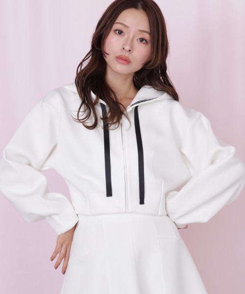 JILL by JILL STUART（ジルバイジルスチュアート）の「◇ダイバー素材ショート丈フーディ（パーカー・レディース・ブラック/グレー/ホワイト/ピンク・FREE）」の2枚目の写真