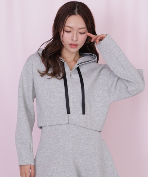 JILL by JILL STUART（ジルバイジルスチュアート）の「◇ダイバー素材ショート丈フーディ（パーカー・レディース・ブラック/グレー/ホワイト/ピンク・FREE）」の18枚目の写真