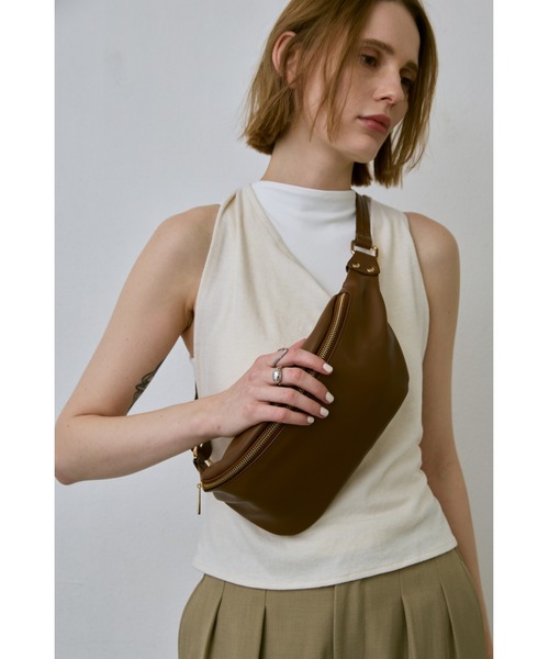 un/neu(アンノイ)の「シンプルスリングボディバッグ(ボディバッグ/ウエストポーチ・レディース・アイボリー/ブラック/ブラウン・FREE)」の3枚目の写真