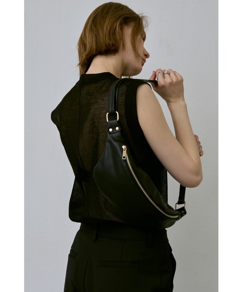 un/neu(アンノイ)の「シンプルスリングボディバッグ(ボディバッグ/ウエストポーチ・レディース・アイボリー/ブラック/ブラウン・FREE)」の18枚目の写真