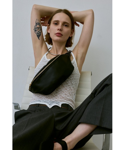 un/neu(アンノイ)の「シンプルスリングボディバッグ(ボディバッグ/ウエストポーチ・レディース・アイボリー/ブラック/ブラウン・FREE)」の13枚目の写真