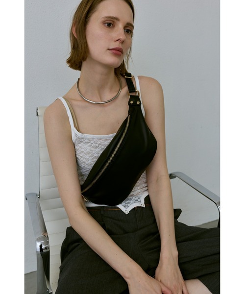 un/neu(アンノイ)の「シンプルスリングボディバッグ(ボディバッグ/ウエストポーチ・レディース・アイボリー/ブラック/ブラウン・FREE)」の14枚目の写真