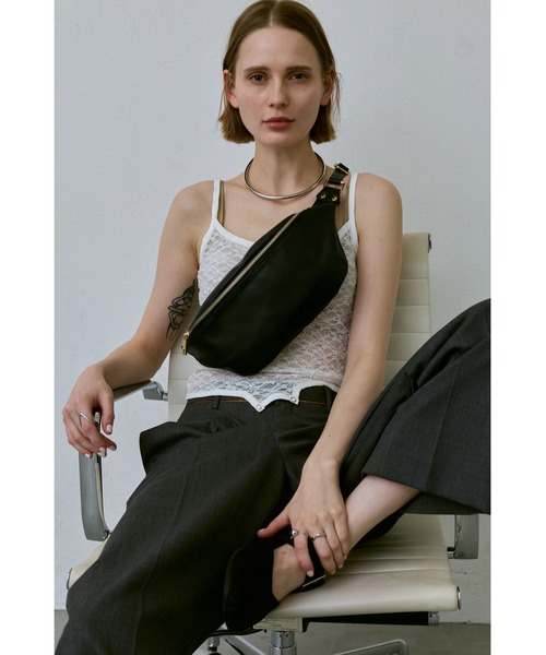 un/neu(アンノイ)の「シンプルスリングボディバッグ(ボディバッグ/ウエストポーチ・レディース・アイボリー/ブラック/ブラウン・FREE)」の16枚目の写真