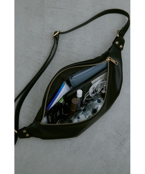 un/neu(アンノイ)の「シンプルスリングボディバッグ(ボディバッグ/ウエストポーチ・レディース・アイボリー/ブラック/ブラウン・FREE)」の4枚目の写真