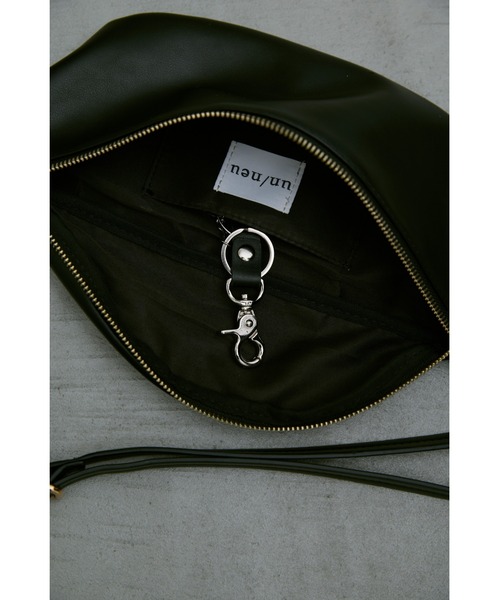 un/neu(アンノイ)の「シンプルスリングボディバッグ(ボディバッグ/ウエストポーチ・レディース・アイボリー/ブラック/ブラウン・FREE)」の5枚目の写真