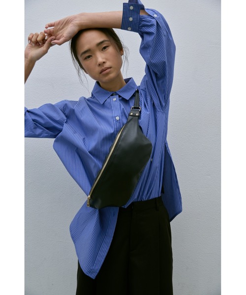 un/neu(アンノイ)の「シンプルスリングボディバッグ(ボディバッグ/ウエストポーチ・レディース・アイボリー/ブラック/ブラウン・FREE)」の9枚目の写真