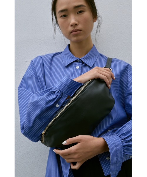 un/neu(アンノイ)の「シンプルスリングボディバッグ(ボディバッグ/ウエストポーチ・レディース・アイボリー/ブラック/ブラウン・FREE)」の7枚目の写真