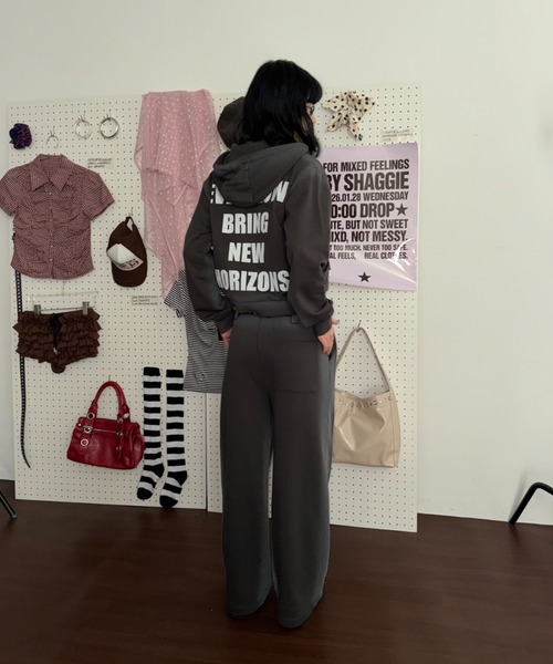 SHAGGIE（シャギー）の「フェードスプレーロゴスウェットパーカー（セットアップ）（パーカー・レディース・グレー/チャコールグレー/イエロー・FREE）」の4枚目の写真