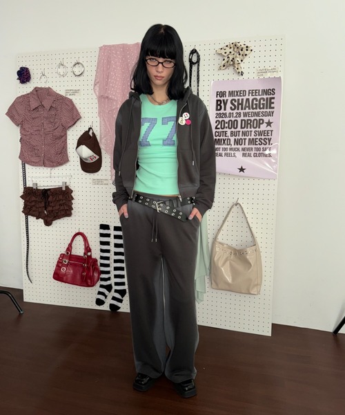 SHAGGIE（シャギー）の「フェードスプレーロゴスウェットパーカー（セットアップ）（パーカー・レディース・グレー/チャコールグレー/イエロー・FREE）」の7枚目の写真