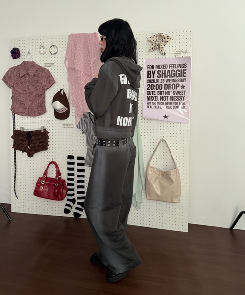 SHAGGIE（シャギー）の「フェードスプレーロゴスウェットパーカー（セットアップ）（パーカー・レディース・グレー/チャコールグレー/イエロー・FREE）」の8枚目の写真