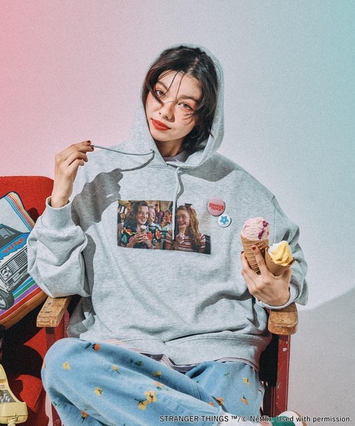 niko and...（ニコアンド）の「【STRANGER THINGS】コラボ 缶バッチ付きパーカー（パーカー・レディース・グレー/チャコール/ナチュラル/オフホワイト・MEDIUM/LARGE）」の3枚目の写真
