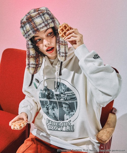 niko and...（ニコアンド）の「【STRANGER THINGS】コラボ 缶バッチ付きパーカー（パーカー・レディース・グレー/チャコール/ナチュラル/オフホワイト・MEDIUM/LARGE）」の2枚目の写真