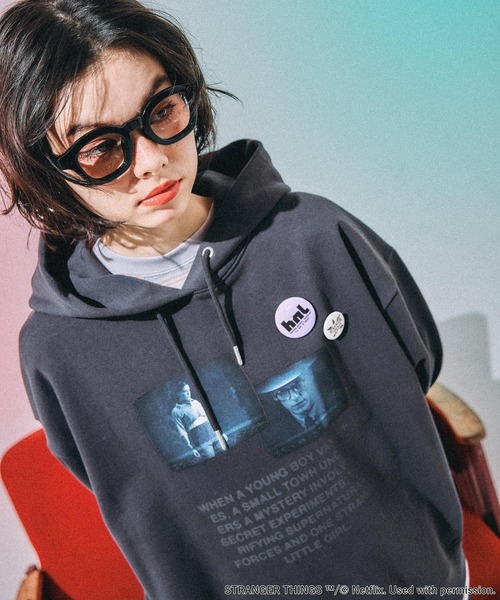 niko and...（ニコアンド）の「【STRANGER THINGS】コラボ 缶バッチ付きパーカー（パーカー・レディース・グレー/チャコール/ナチュラル/オフホワイト・MEDIUM/LARGE）」の4枚目の写真