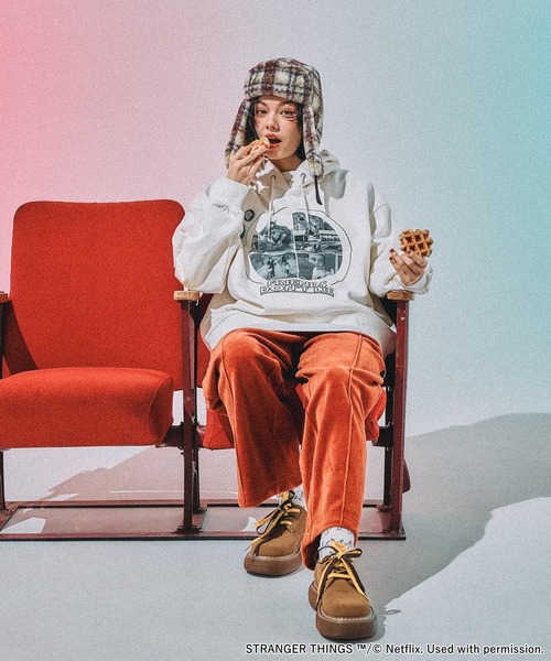 niko and...（ニコアンド）の「【STRANGER THINGS】コラボ 缶バッチ付きパーカー（パーカー・レディース・グレー/チャコール/ナチュラル/オフホワイト・MEDIUM/LARGE）」の5枚目の写真