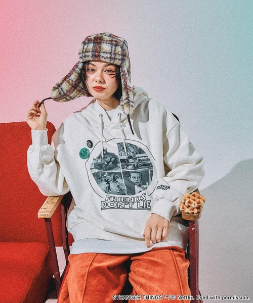 niko and...（ニコアンド）の「【STRANGER THINGS】コラボ 缶バッチ付きパーカー（パーカー・レディース・グレー/チャコール/ナチュラル/オフホワイト・MEDIUM/LARGE）」の6枚目の写真