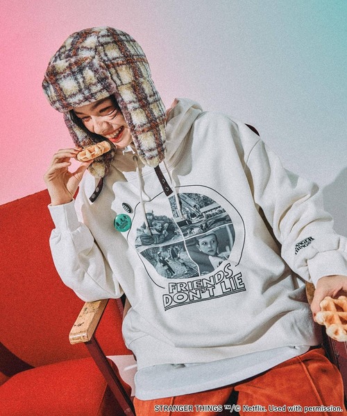 niko and...（ニコアンド）の「【STRANGER THINGS】コラボ 缶バッチ付きパーカー（パーカー・レディース・グレー/チャコール/ナチュラル/オフホワイト・MEDIUM/LARGE）」の7枚目の写真