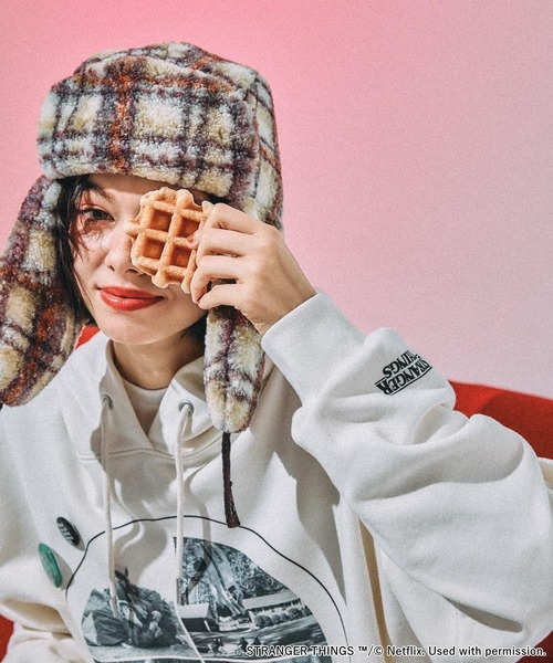 niko and...（ニコアンド）の「【STRANGER THINGS】コラボ 缶バッチ付きパーカー（パーカー・レディース・グレー/チャコール/ナチュラル/オフホワイト・MEDIUM/LARGE）」の10枚目の写真