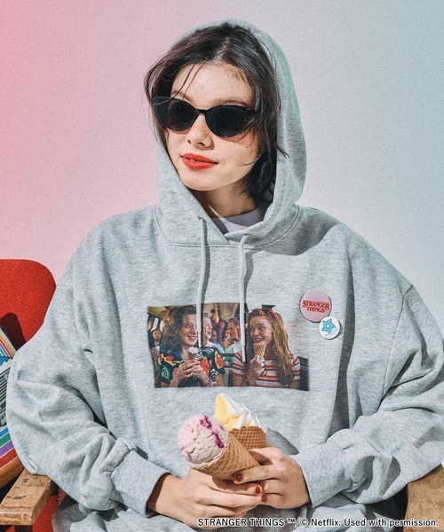 niko and...（ニコアンド）の「【STRANGER THINGS】コラボ 缶バッチ付きパーカー（パーカー・レディース・グレー/チャコール/ナチュラル/オフホワイト・MEDIUM/LARGE）」の11枚目の写真