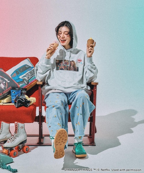 niko and...（ニコアンド）の「【STRANGER THINGS】コラボ 缶バッチ付きパーカー（パーカー・レディース・グレー/チャコール/ナチュラル/オフホワイト・MEDIUM/LARGE）」の12枚目の写真