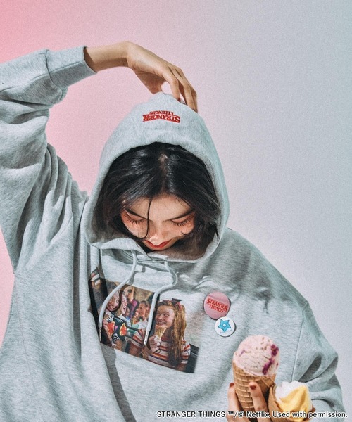 niko and...（ニコアンド）の「【STRANGER THINGS】コラボ 缶バッチ付きパーカー（パーカー・レディース・グレー/チャコール/ナチュラル/オフホワイト・MEDIUM/LARGE）」の14枚目の写真