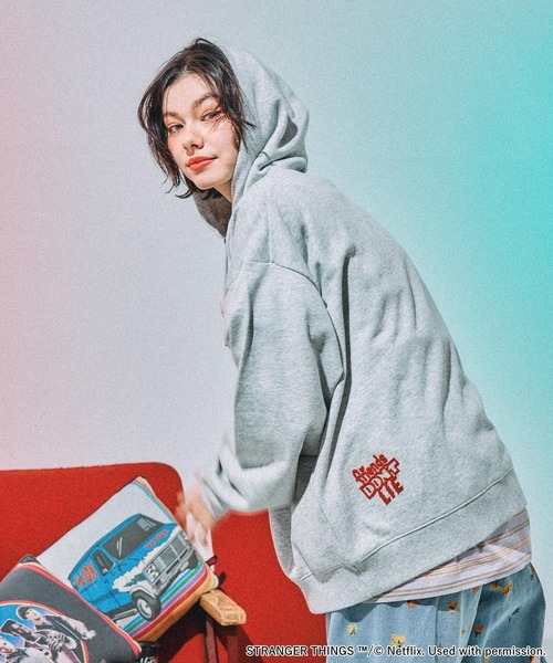 niko and...（ニコアンド）の「【STRANGER THINGS】コラボ 缶バッチ付きパーカー（パーカー・レディース・グレー/チャコール/ナチュラル/オフホワイト・MEDIUM/LARGE）」の15枚目の写真