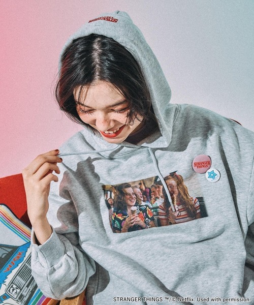 niko and...（ニコアンド）の「【STRANGER THINGS】コラボ 缶バッチ付きパーカー（パーカー・レディース・グレー/チャコール/ナチュラル/オフホワイト・MEDIUM/LARGE）」の16枚目の写真