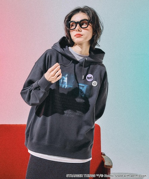 niko and...（ニコアンド）の「【STRANGER THINGS】コラボ 缶バッチ付きパーカー（パーカー・レディース・グレー/チャコール/ナチュラル/オフホワイト・MEDIUM/LARGE）」の19枚目の写真