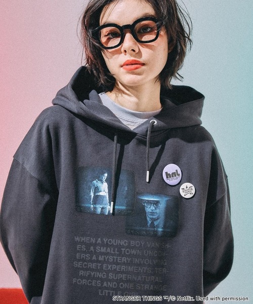 niko and...（ニコアンド）の「【STRANGER THINGS】コラボ 缶バッチ付きパーカー（パーカー・レディース・グレー/チャコール/ナチュラル/オフホワイト・MEDIUM/LARGE）」の20枚目の写真