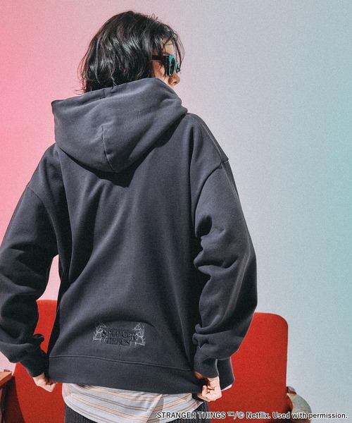 niko and...（ニコアンド）の「【STRANGER THINGS】コラボ 缶バッチ付きパーカー（パーカー・レディース・グレー/チャコール/ナチュラル/オフホワイト・MEDIUM/LARGE）」の21枚目の写真