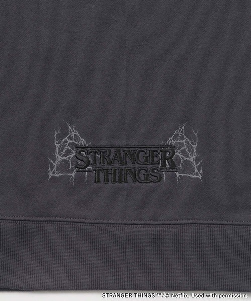 STRANGER THINGS コラボ 缶バッチ付きパーカー　ニコアンド STRANGER THINGS】コラボ 缶バッチ付きパーカー（パーカー）｜niko and
