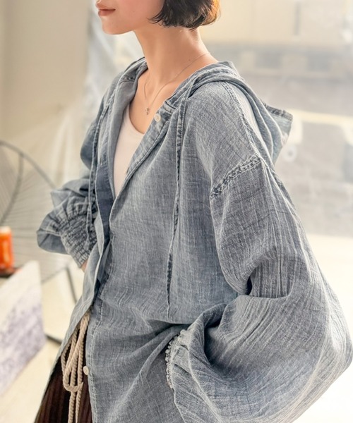 Java（ジャバ）の「《JaVaジャバコラボ》軽やかに、さらりと。コットン100％フード付き袖シャーリングシアーデニムシャツ（長袖）（シャツ/ブラウス・レディース・ブルー/ライトブルー・MEDIUM/SMALL/LARGE/X-LARGE）」の3枚目の写真