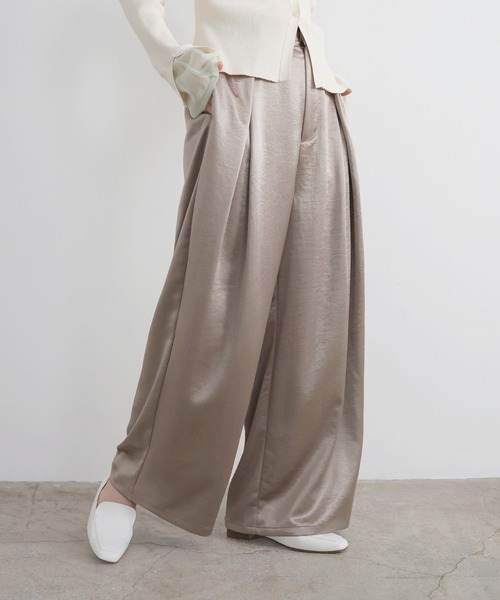 LIAN（リアン）の「サテンタックワイドパンツ（スラックス・レディース・アイボリー/ブラック/グレイッシュベージュ/ピンク・FREE）」の4枚目の写真