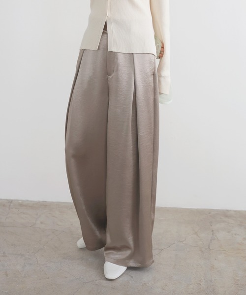 LIAN（リアン）の「サテンタックワイドパンツ（スラックス・レディース・アイボリー/ブラック/グレイッシュベージュ/ピンク・FREE）」の20枚目の写真