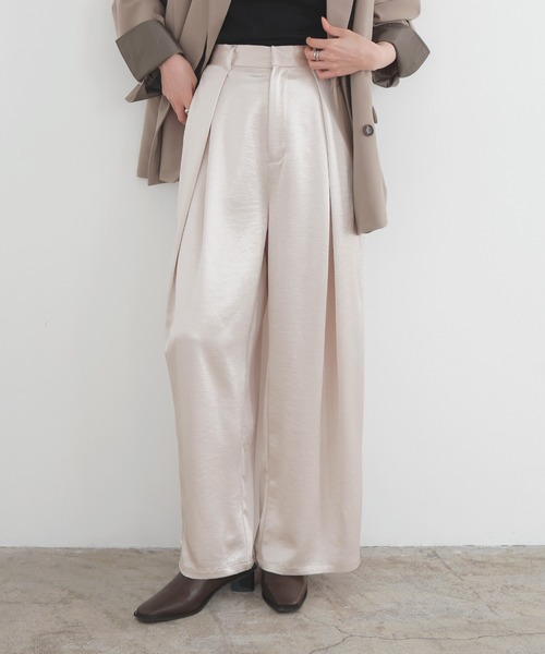 LIAN（リアン）の「サテンタックワイドパンツ（スラックス・レディース・アイボリー/ブラック/グレイッシュベージュ/ピンク・FREE）」の10枚目の写真