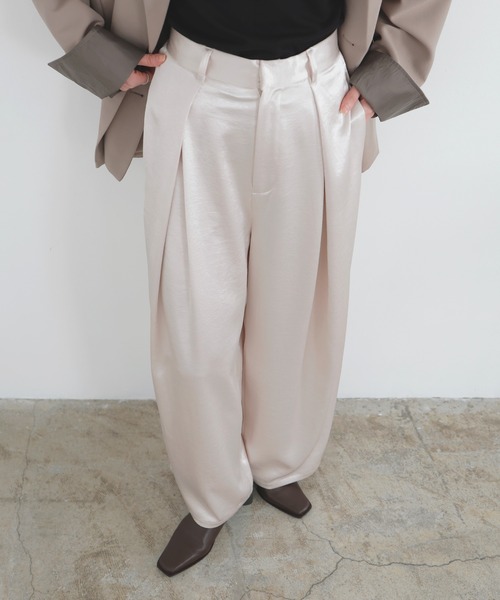 LIAN（リアン）の「サテンタックワイドパンツ（スラックス・レディース・アイボリー/ブラック/グレイッシュベージュ/ピンク・FREE）」の12枚目の写真