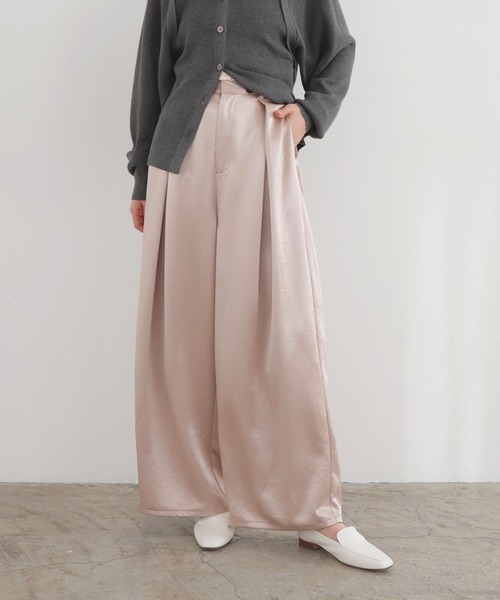 LIAN（リアン）の「サテンタックワイドパンツ（スラックス・レディース・アイボリー/ブラック/グレイッシュベージュ/ピンク・FREE）」の5枚目の写真