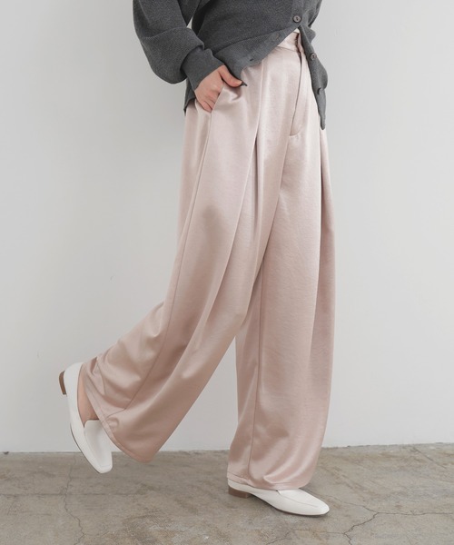 LIAN（リアン）の「サテンタックワイドパンツ（スラックス・レディース・アイボリー/ブラック/グレイッシュベージュ/ピンク・FREE）」の7枚目の写真