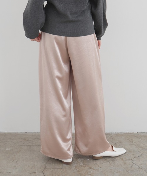 LIAN（リアン）の「サテンタックワイドパンツ（スラックス・レディース・アイボリー/ブラック/グレイッシュベージュ/ピンク・FREE）」の8枚目の写真