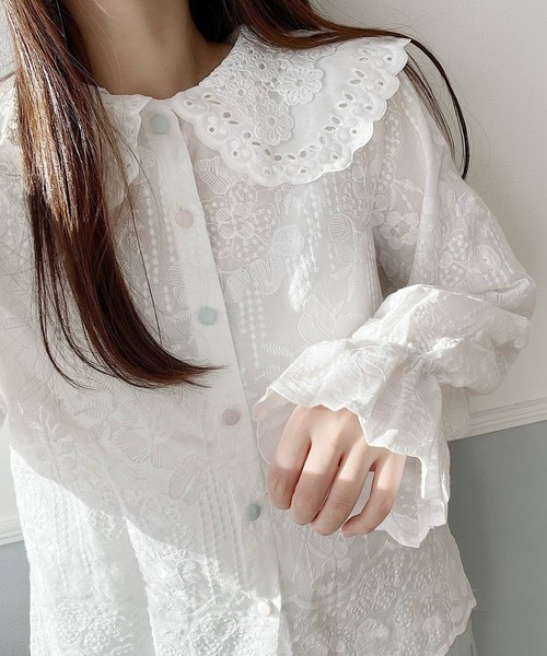 Nana(ナナ)の「フラワー刺繍ビッグカラーブラウス(シャツ/ブラウス・レディース・ホワイト/アイボリー・FREE)」の2枚目の写真