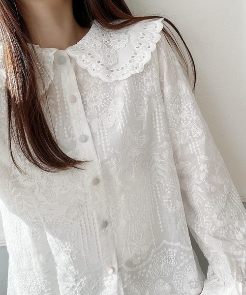 Nana(ナナ)の「フラワー刺繍ビッグカラーブラウス(シャツ/ブラウス・レディース・ホワイト/アイボリー・FREE)」の3枚目の写真