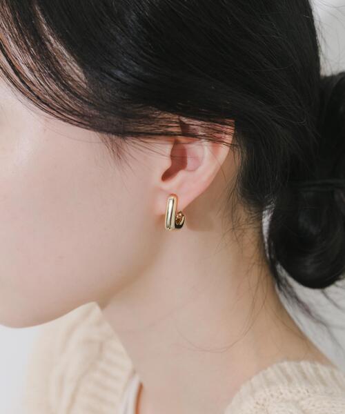 SMELLY(スメリー)の「スクエアフープイヤリング(イヤリング・レディース・ゴールド・-)」の6枚目の写真